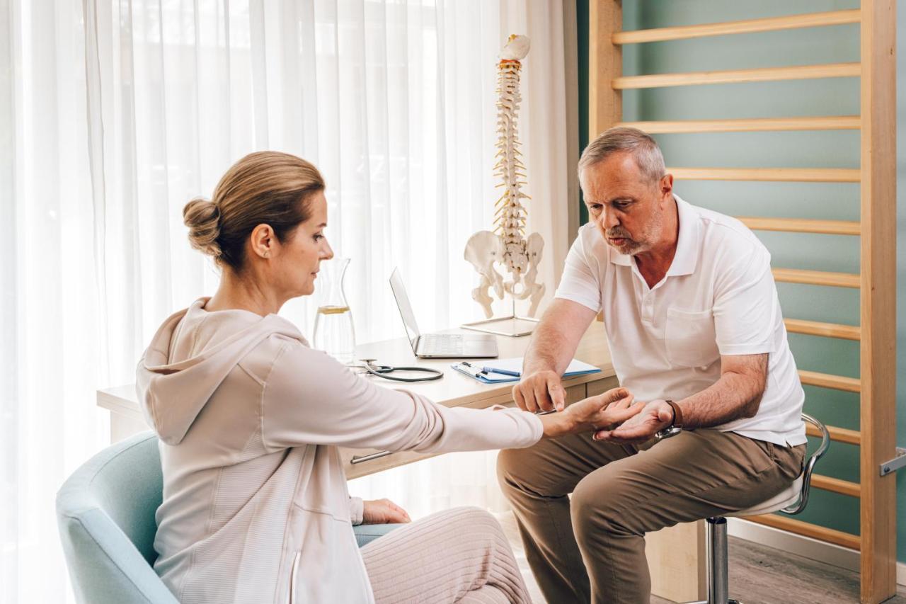 Falkensteiner Spa Resort Маріанські Лазні Екстер'єр фото A chiropractor examines a patient's wrist