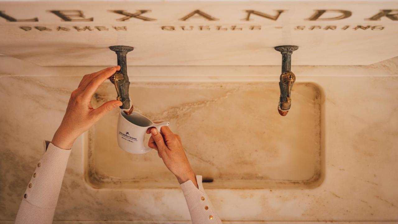 Falkensteiner Spa Resort Маріанські Лазні Екстер'єр фото A woman washing her hands in the mikveh