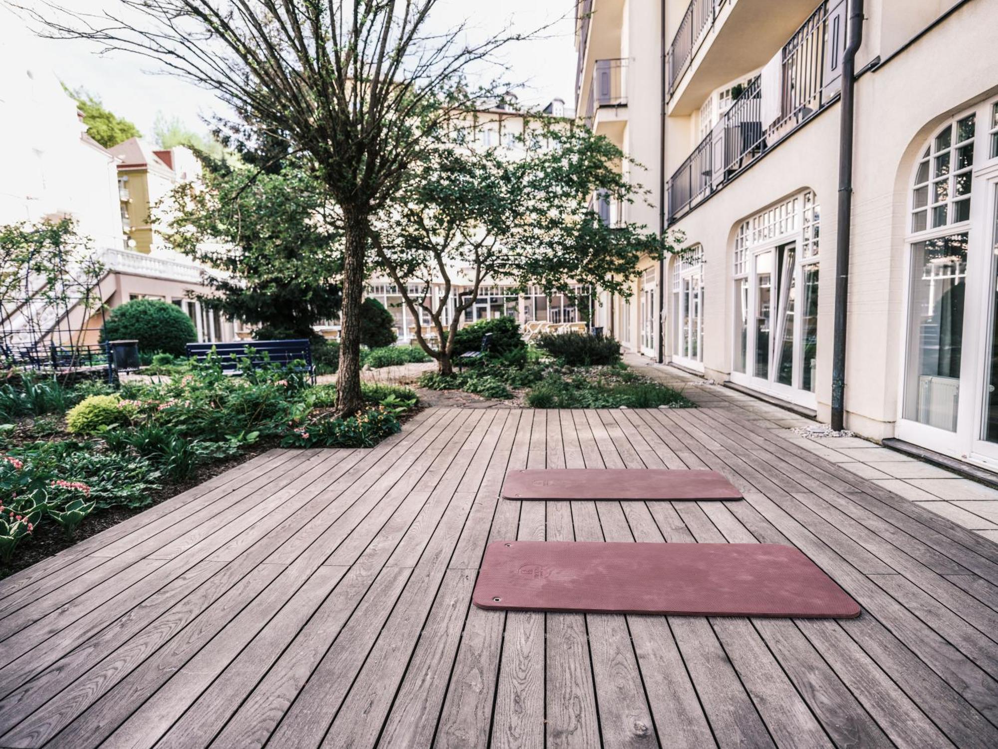 Falkensteiner Spa Resort Маріанські Лазні Екстер'єр фото The garden of the school