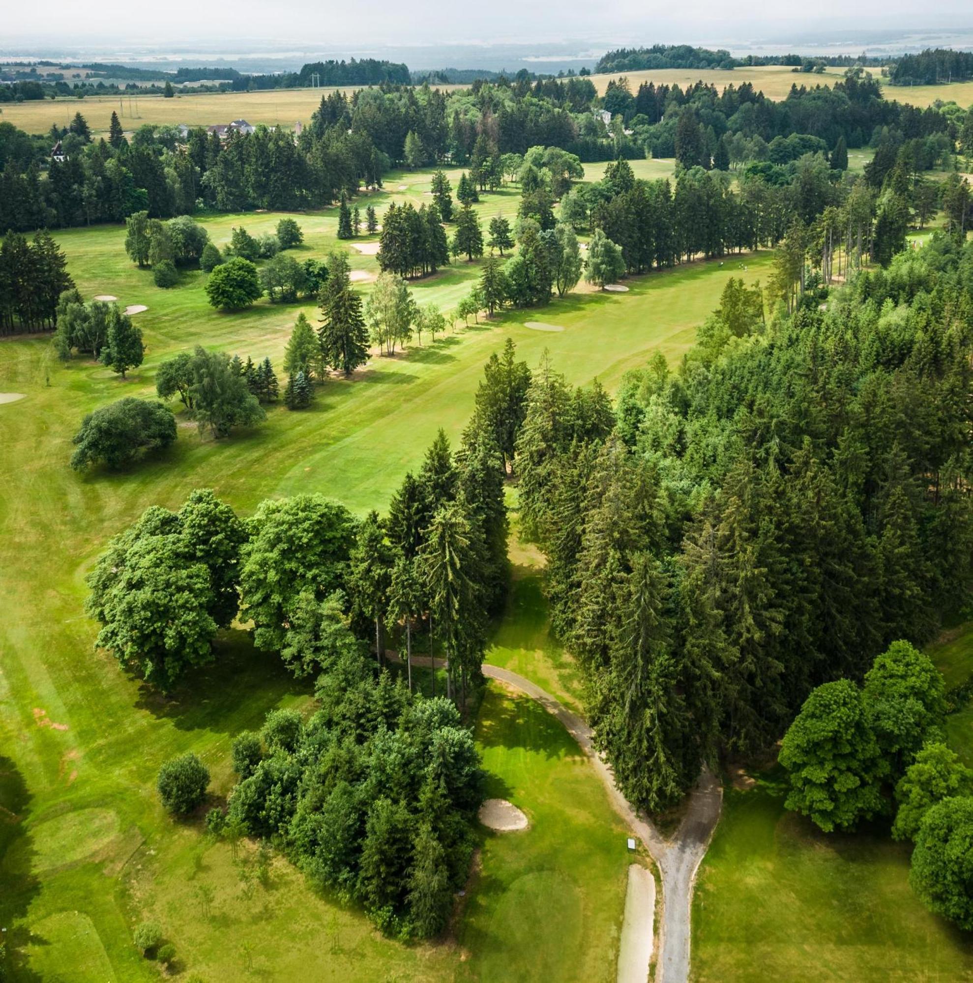 Falkensteiner Spa Resort Маріанські Лазні Екстер'єр фото Aerial view of the golf course