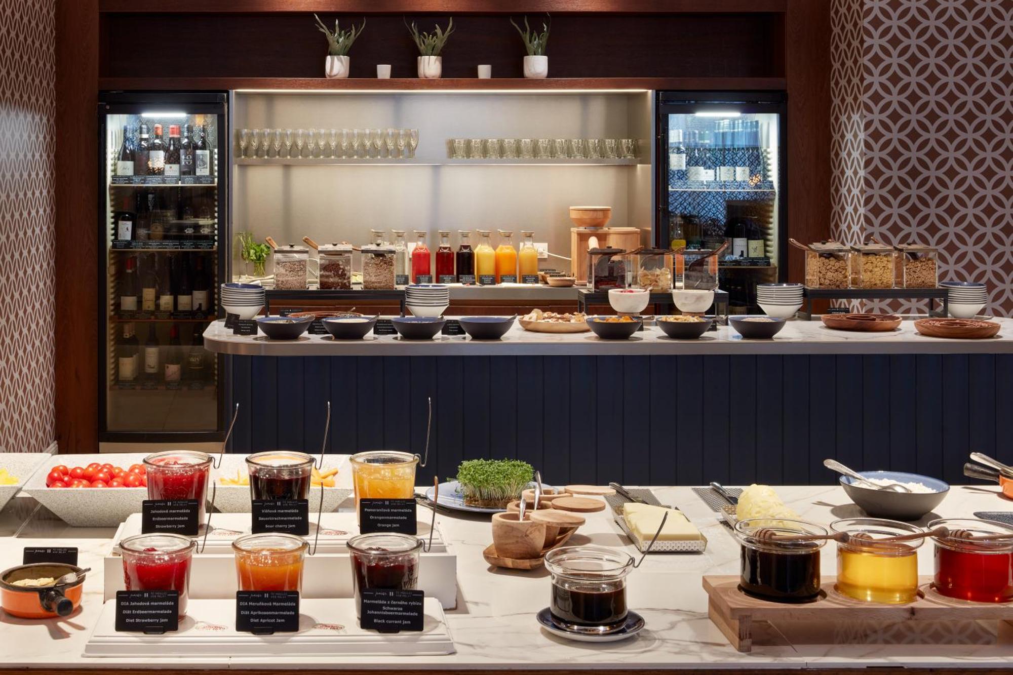 Falkensteiner Spa Resort Маріанські Лазні Екстер'єр фото A buffet at a hotel