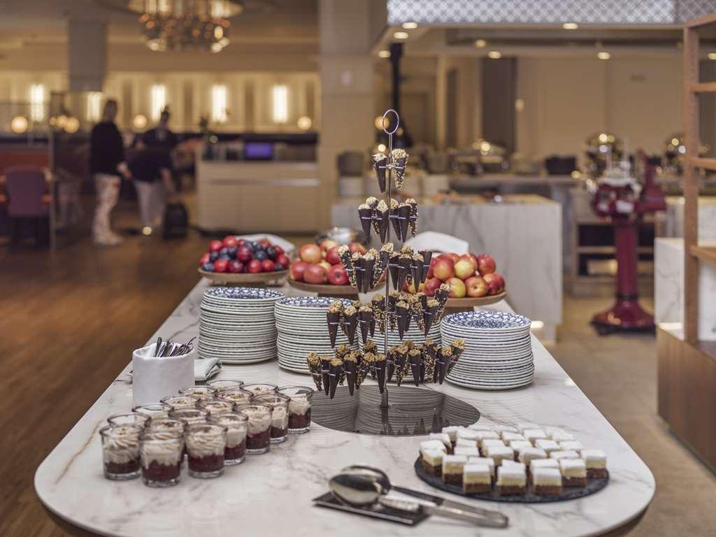 Falkensteiner Spa Resort Маріанські Лазні Ресторан фото A dessert buffet